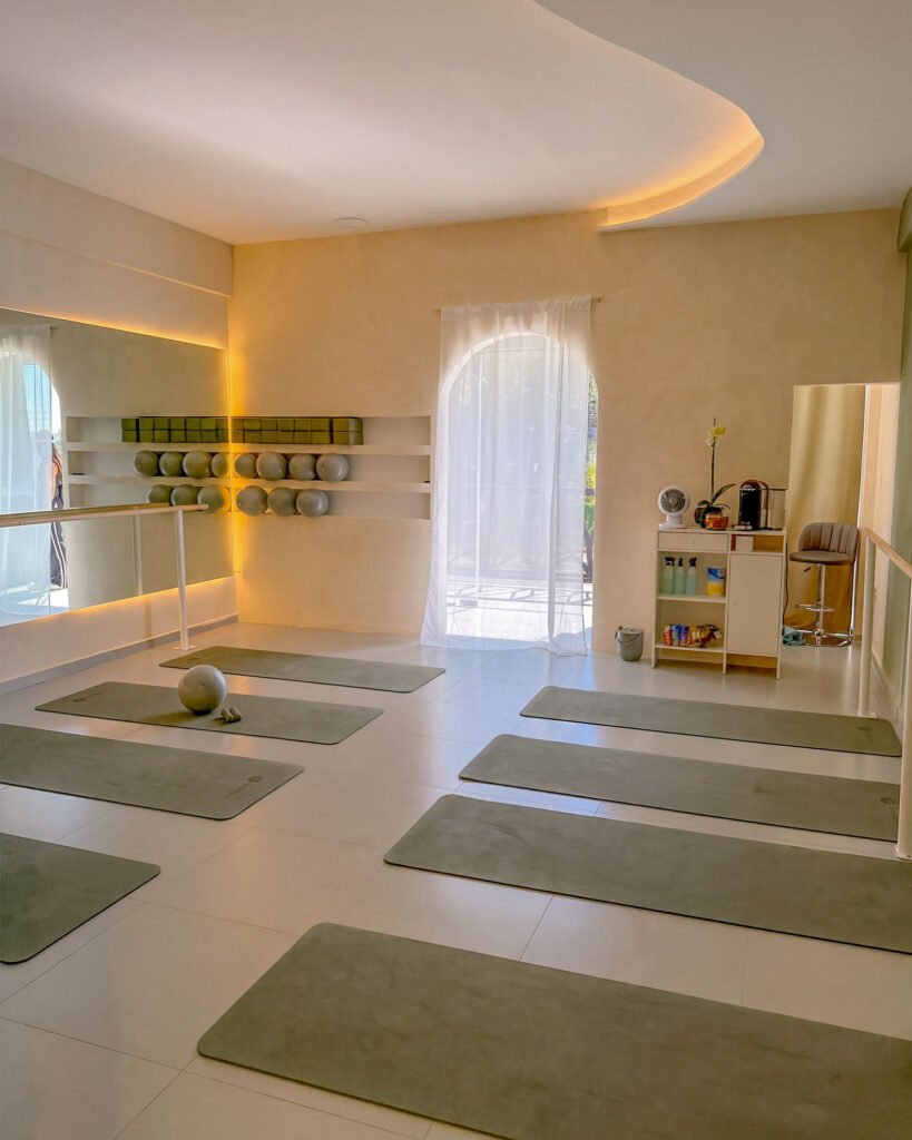 Interior de Studio Sage: el arco, la madera y la luz natural del estudio en Puebla
